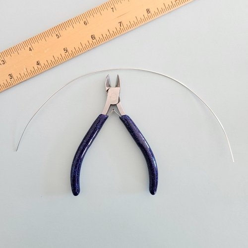Margot Potter's Write On Necklace - , Contemporary Wire Jewelry, Wire Wrapping, Wrapping, Wire Wrapping Jewelry, Design, Cut a 10.5” 20 gauge wire segment. 